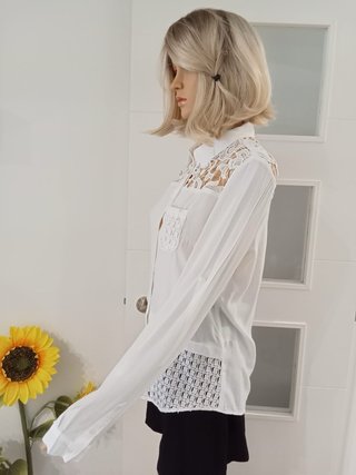 Camisa blanca bordada encaje