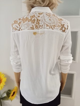 Camisa blanca bordada encaje