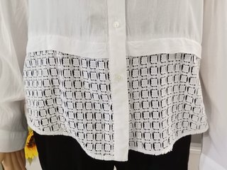Camisa blanca bordada encaje