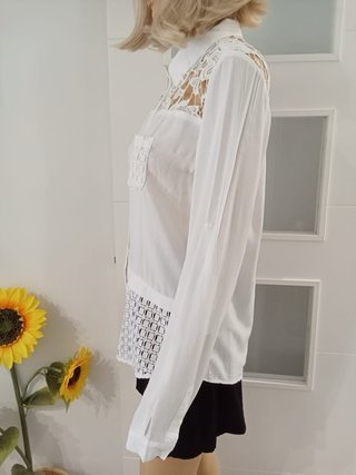 Camisa blanca bordada encaje