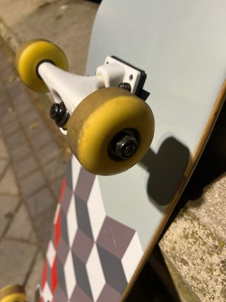 Skate con diseño geométrico