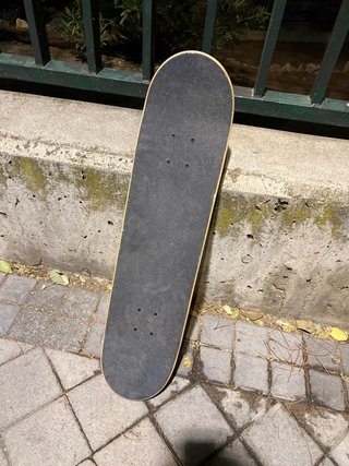 Skate con diseño geométrico