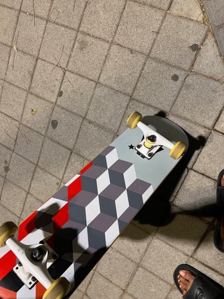 Skate con diseño geométrico