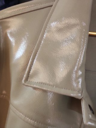 Cazadora Zara efecto piel beige