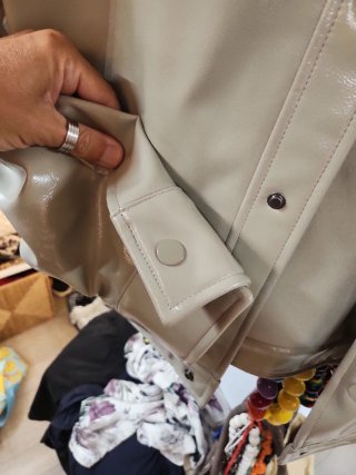 Cazadora Zara efecto piel beige
