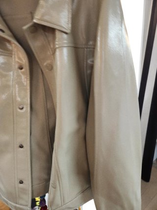 Cazadora Zara efecto piel beige