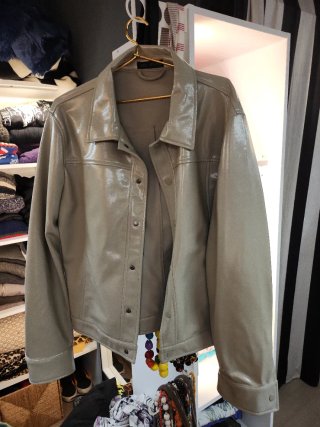 Cazadora Zara efecto piel beige