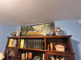 Mueble antiguo con puertas de cristal