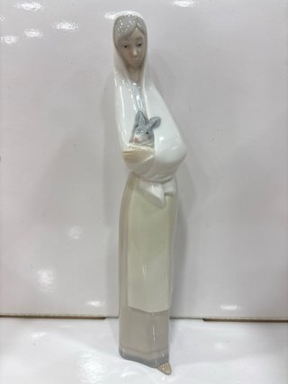 Figura de porcelana mujer con conejo