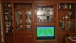 Mueble de salón de madera y cristal