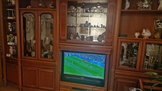 Mueble de salón de madera y cristal