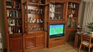 Mueble de salón de madera y cristal