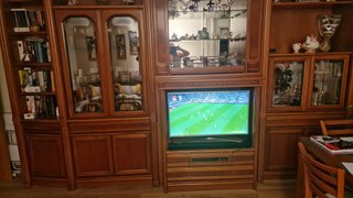 Mueble de salón de madera y cristal