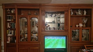 Mueble de salón de madera y cristal