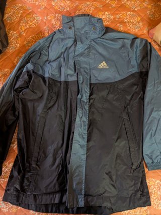 3 chubasqueros Adidas, Billabong y Quechua