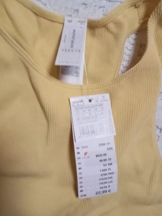 Camiseta amarilla sin mangas