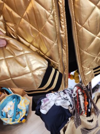Cazadora bomber dorada Zara