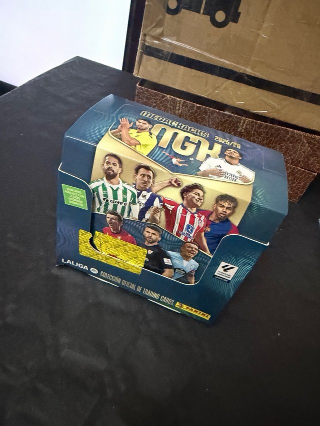 Caja con +300 cromos nuevos megacracks 2025 2026 7