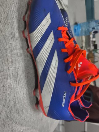 Botas de fútbol Adidas azules y naranjas