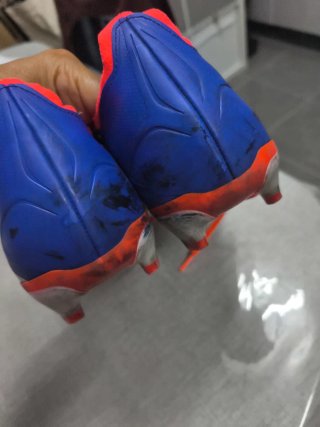 Botas de fútbol Adidas azules y naranjas