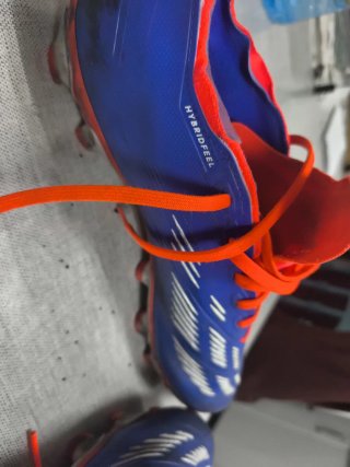 Botas de fútbol Adidas azules y naranjas