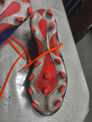 Botas de fútbol Adidas azules y naranjas