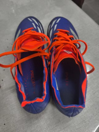 Botas de fútbol Adidas azules y naranjas