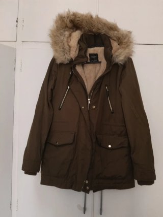 Abrigo Zara verde militar con capucha