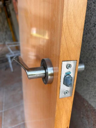 Puerta madera maciza