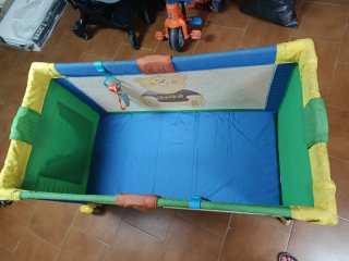 Parque infantil y cuna de viaje
