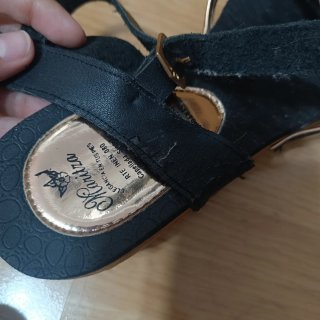 Sandalias de tacón negras y doradas