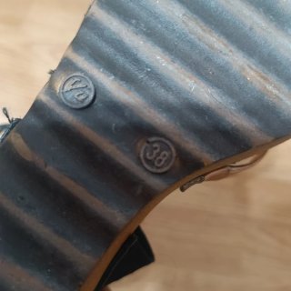Sandalias de tacón negras y doradas