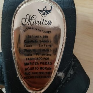 Sandalias de tacón negras y doradas