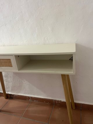 Mueble recibidor blanco y madera