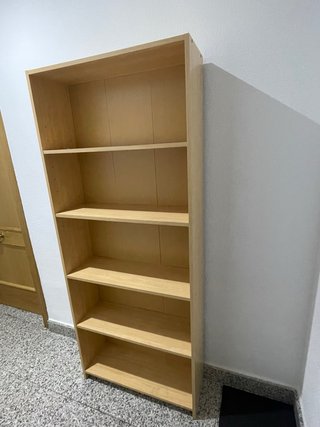 Estantería de madera color beige