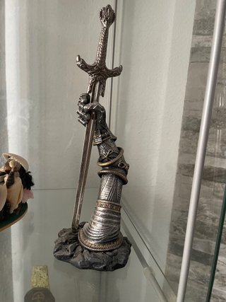 Figura de brazo guerrero con espada