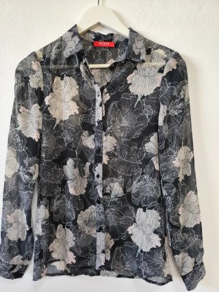 Blusa Guess floral negra y blanca Talla XS