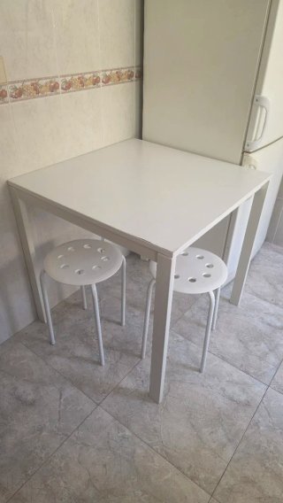 Mesa y 2 taburetes blancos