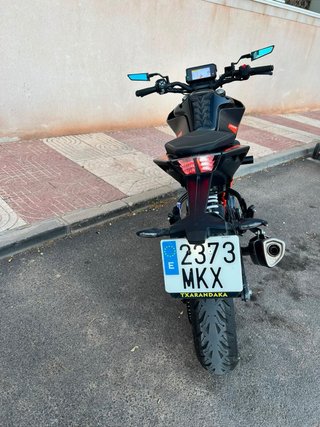 KTM Duke 125 Negra y Naranja