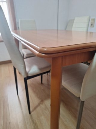 Mesa de comedor con 4 sillas