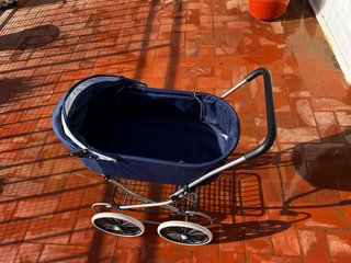 Carrito de muñecas Elegance + trona/mecedora