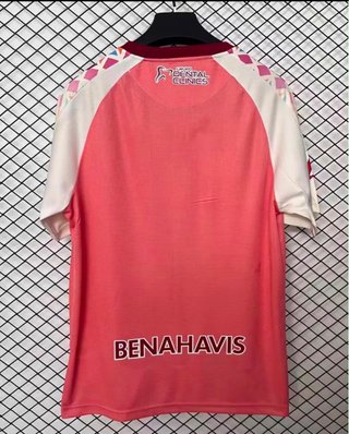 Camiseta rosa y blanca