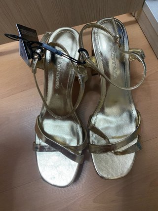 Sandalias Stradivarius doradas