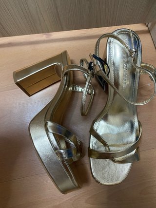 Sandalias Stradivarius doradas