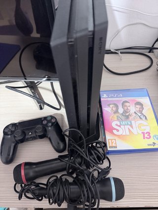 Consola PS4 Pro Negra + Juego Let's Sing 13