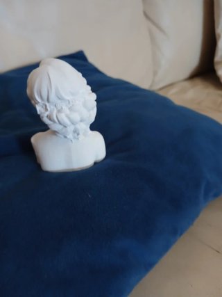 Statua gesso donna bendata fiori