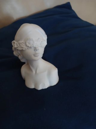 Statua gesso donna bendata fiori