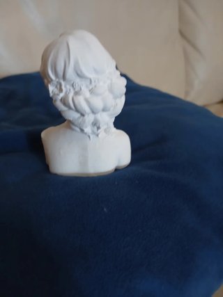 Statua gesso donna bendata fiori