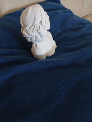 Statua gesso donna bendata fiori