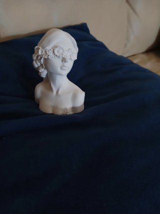 Statua gesso donna bendata fiori